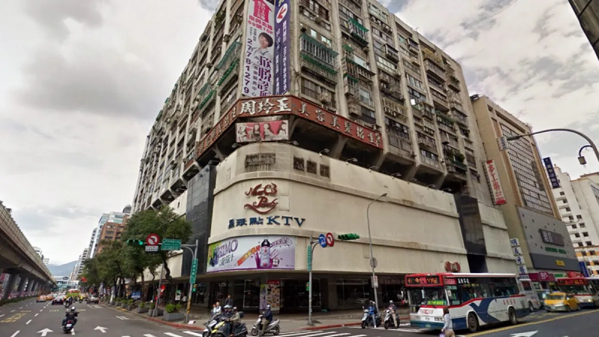 前身為中興百貨的星聚點KTV,位於台北市長安東路與復興北路口的芝麻大廈內(張哲生提供,攝於2012年)