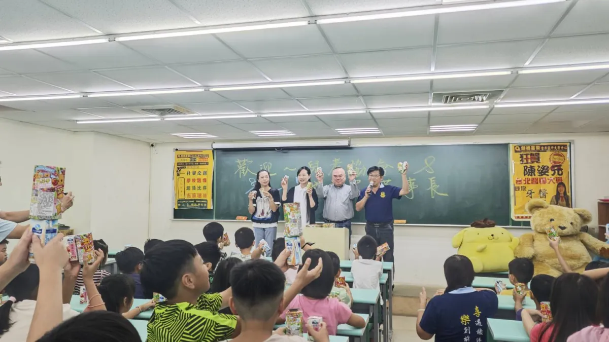 企業家鍾文智(右二)全額贊助60位學童的費用,期望暑輔班以豐富多元的生活並強化課業輔導,協助經濟能力弱勢之兒童。(圖/社團法人中華民國兒童及老人照護協會提供)