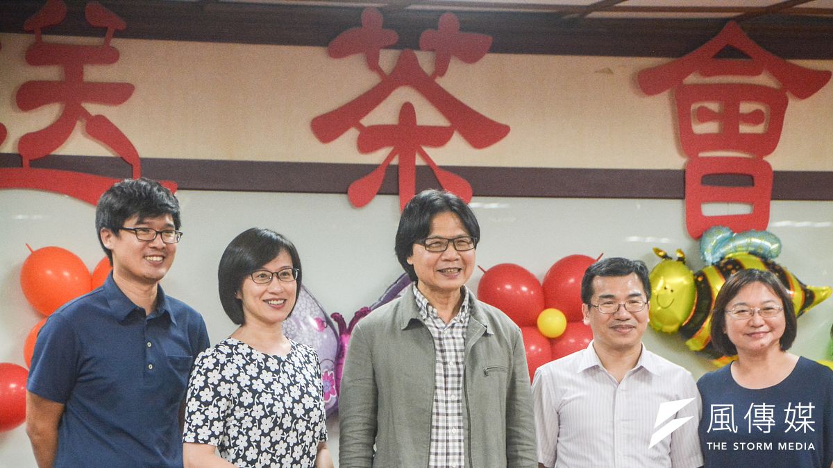 葉俊榮(中)下周一轉任教育部長,內政部今舉辦歡送茶會,葉俊榮也上台清唱台語歌〈堅持〉。(曾定嘉攝) 葉俊榮(中)下周一轉任教育部長,內政部今舉辦歡送茶會,葉俊榮也上台清唱台語歌〈堅持〉。(曾定嘉攝)