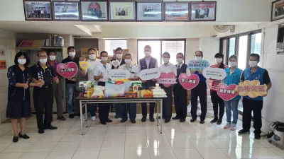 疫情期間為慰勞司機們的辛勞,台中市政府社會局食物銀行與交通局30日贈送運將們暖心物資。(圖/台中市政府提供)