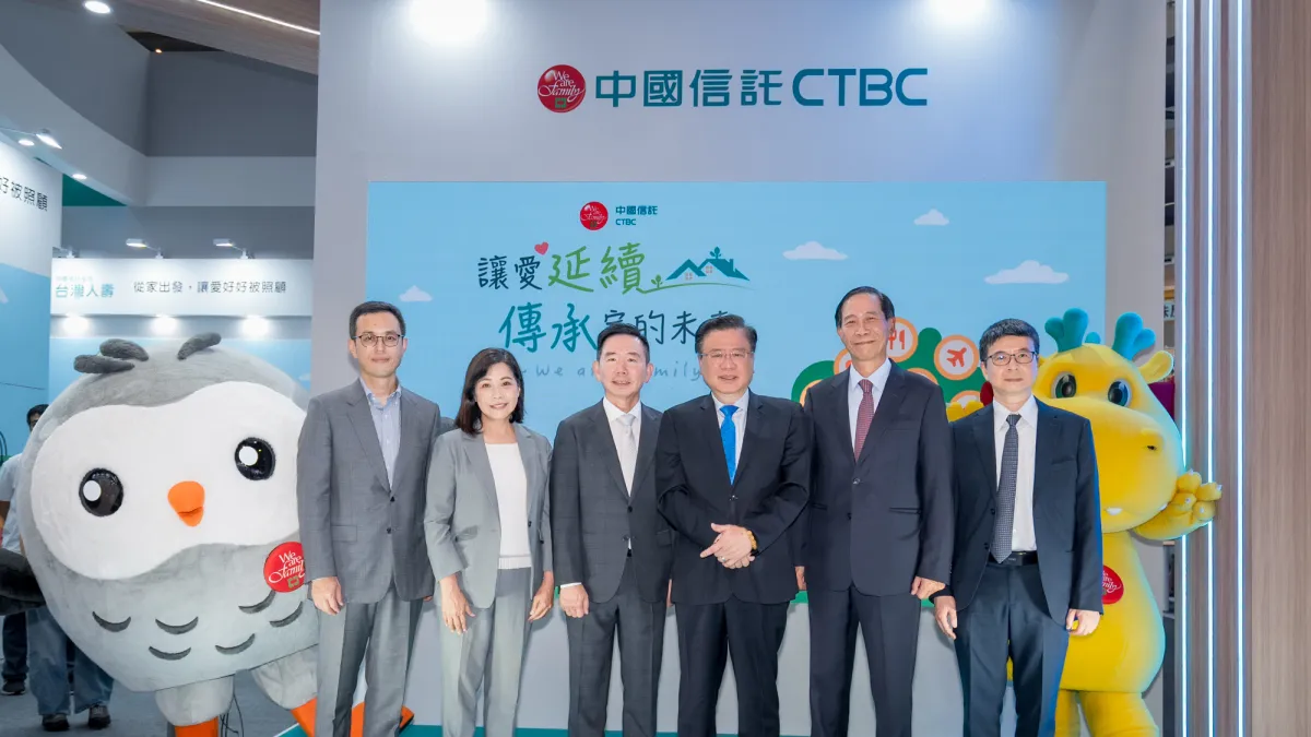 中信銀行財富管理產品處尹志龍副總(左起)、個人金融執行長楊淑惠、總經理楊銘祥,以及台灣人壽董事長許舒博、總經理莊中慶、策略長葉栢宏,7日於第三屆高齡健康產業博覽會合影。(中信金控提供)