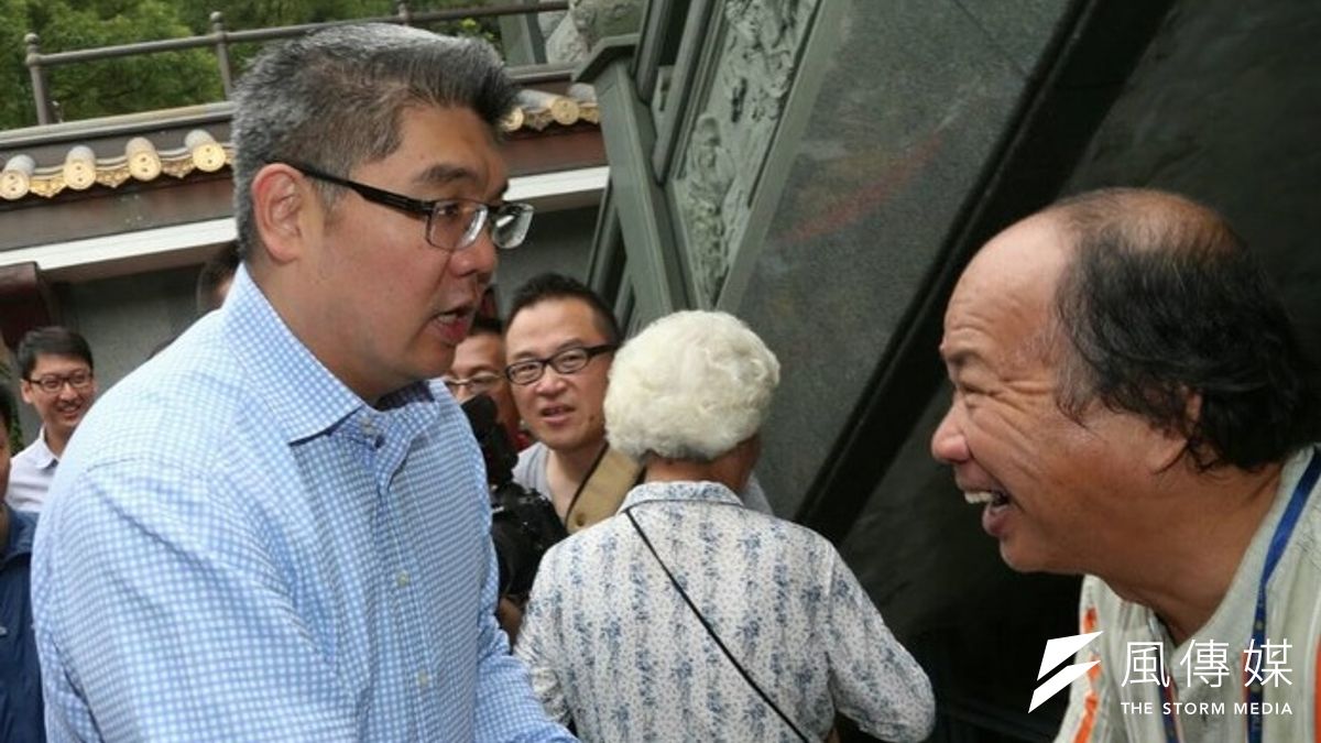 國民黨台北市長參選人連勝文15日赴指南宮拜票,對綠營參選人柯文哲民調領先,他表示:「不可能靠一張嘴當市長。」(吳逸驊攝) 國民黨台北市長參選人連勝文15日赴指南宮拜票,對綠營參選人柯文哲民調領先,他表示:「不可能靠一張嘴當市長。」(吳逸驊攝)