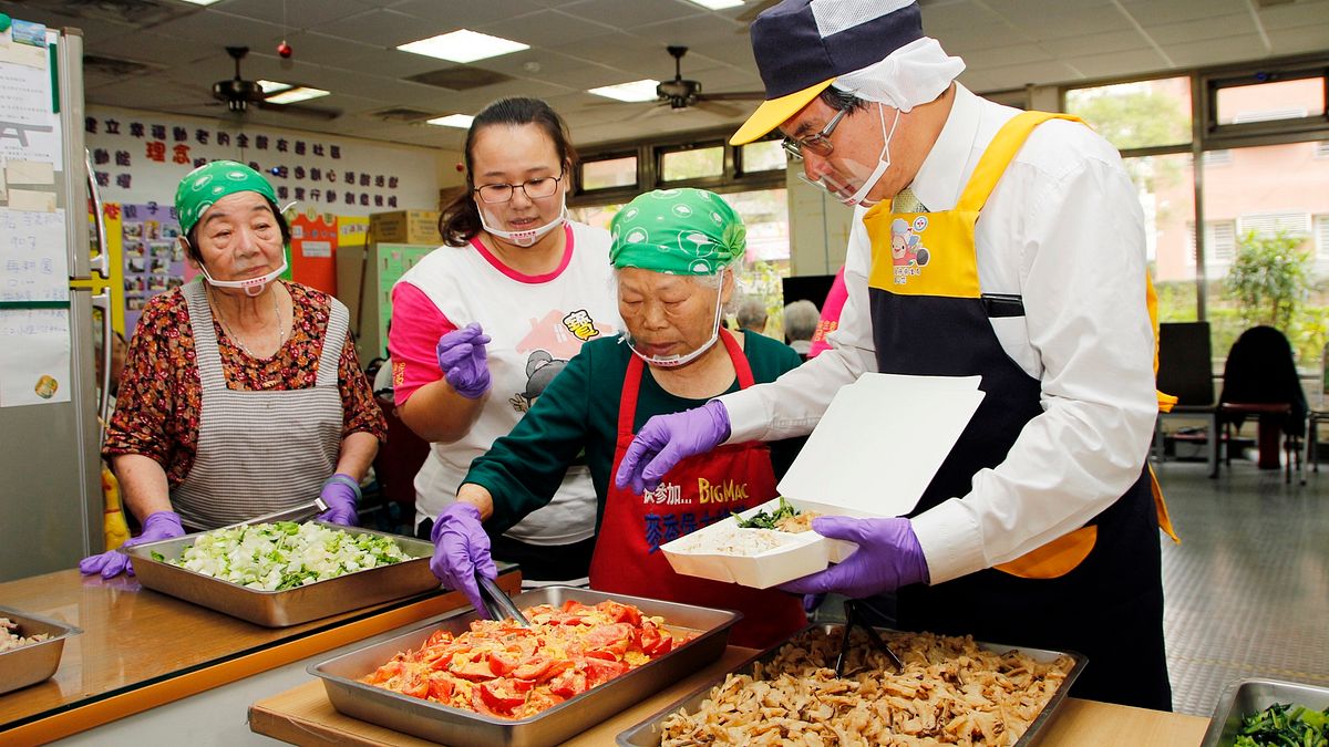 支持大齡圓夢,嘉義市長涂醒哲與常樂園爺奶包便當。〔圖/嘉義市政府提供〕 支持大齡圓夢,嘉義市長涂醒哲與常樂園爺奶包便當。〔圖/嘉義市政府提供〕