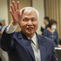 中央銀行17日舉行第3季理監事會決議利率維持不變,並從2方向鬆綁房市管制措施,會後由央行總裁楊金龍(見圖)出面說明,在記者會中向眾人揮手致意。(中央社) 中央銀行17日舉行第3季理監事會決議利率維持不變,並從2方向鬆綁房市管制措施,會後由央行總裁楊金龍(見圖)出面說明,在記者會中向眾人揮手致意。(中央社)