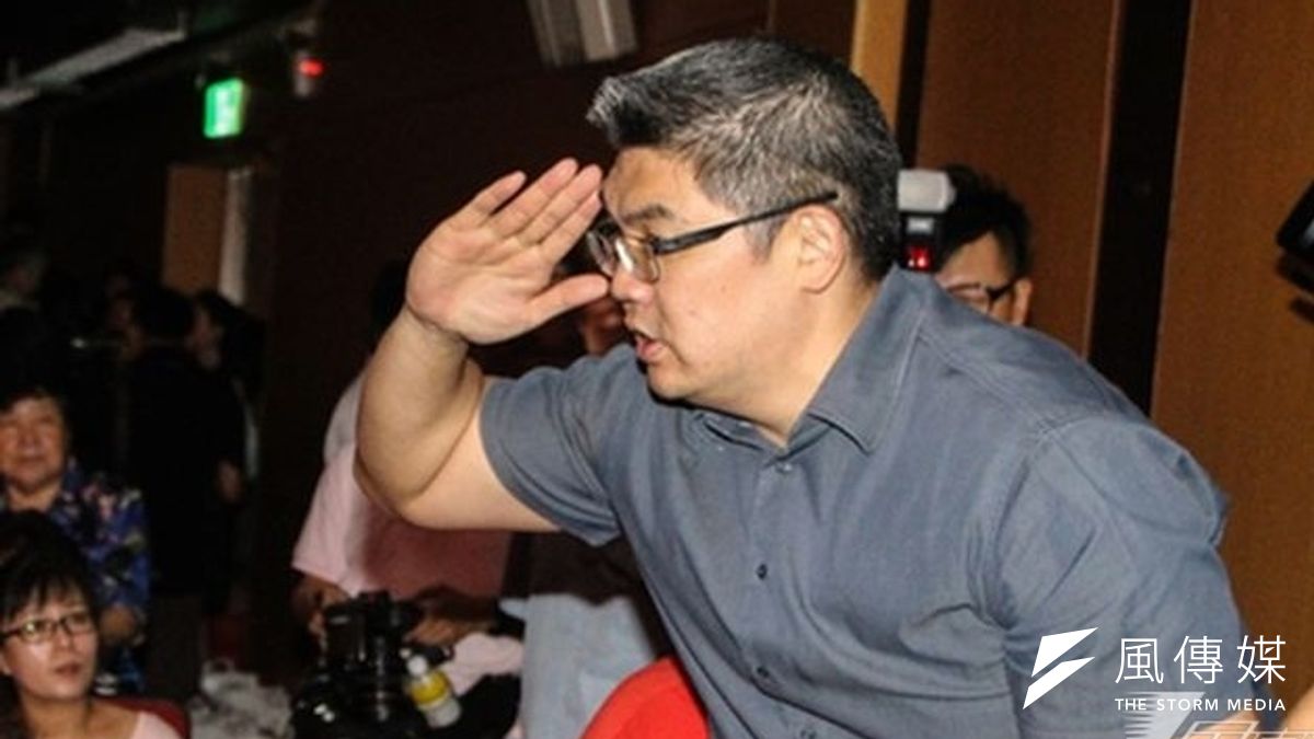 台北市長參選人「諜對諜」,跑攤王不見王,柯文哲虧連勝文,連勝文反吃豆腐,「歡迎柯醫師擔任我的行程主任。」(葉信菉攝) 台北市長參選人「諜對諜」,跑攤王不見王,柯文哲虧連勝文,連勝文反吃豆腐,「歡迎柯醫師擔任我的行程主任。」(葉信菉攝)