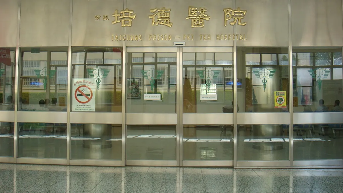 針對犯妨害性自主罪者刑期滿後未通過再犯率評估者,法務部委託中國醫藥大學附設醫院在培德醫院內提供刑後強制治療。(取自台中監獄網站) 針對犯妨害性自主罪者刑期滿後未通過再犯率評估者,法務部委託中國醫藥大學附設醫院在培德醫院內提供刑後強制治療。(取自台中監獄網站)