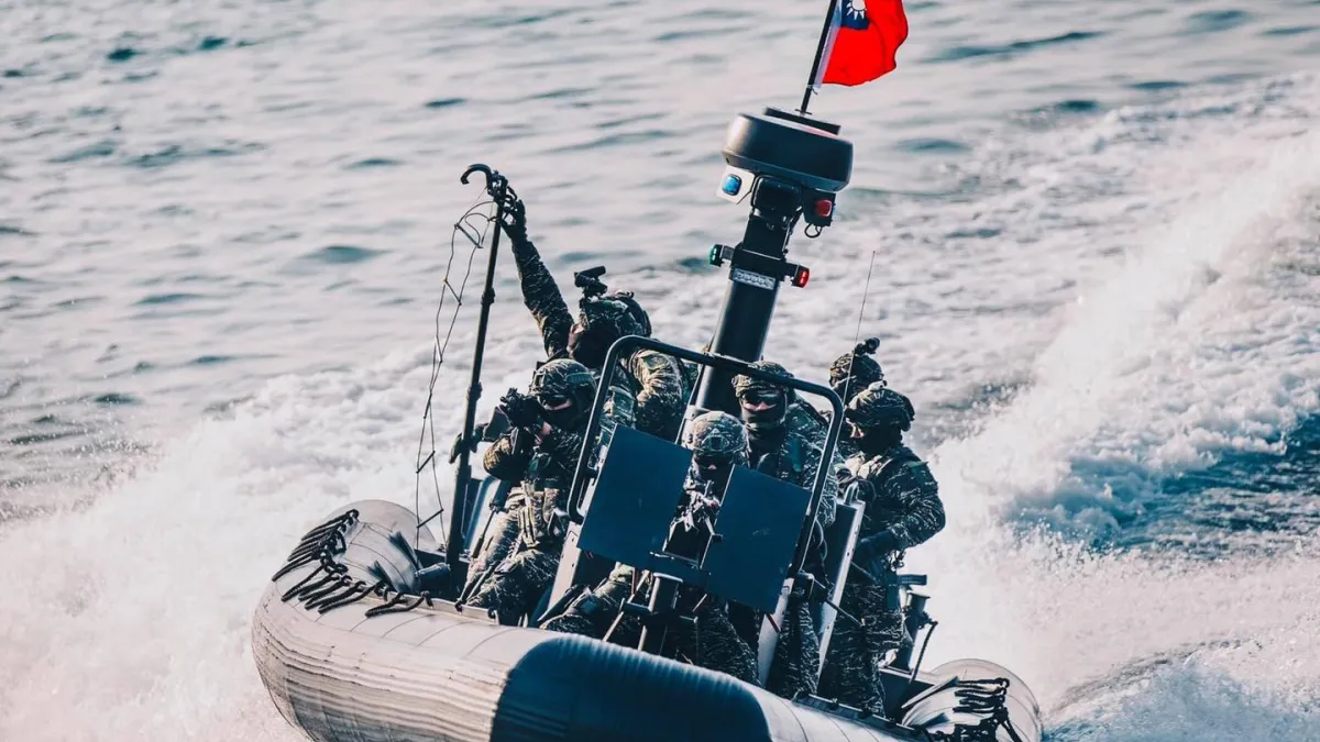 海軍日前在左營軍區由所屬陸戰隊兩棲偵搜大隊人員執行海上反特攻操演,新購的M109新式突擊艇首度現蹤。(取自中華民國海軍臉書)