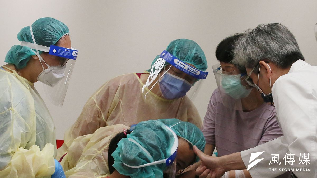 林口長庚醫院兒童重症加護科醫師李恩沛表示,過去曾收治2歲女童及7歲男童,分別出現哮吼及疑似為腦炎症狀。示意圖,與個案無關。(資料照,柯承惠攝) 林口長庚醫院兒童重症加護科醫師李恩沛表示,過去曾收治2歲女童及7歲男童,分別出現哮吼及疑似為腦炎症狀。示意圖,與個案無關。(資料照,柯承惠攝)