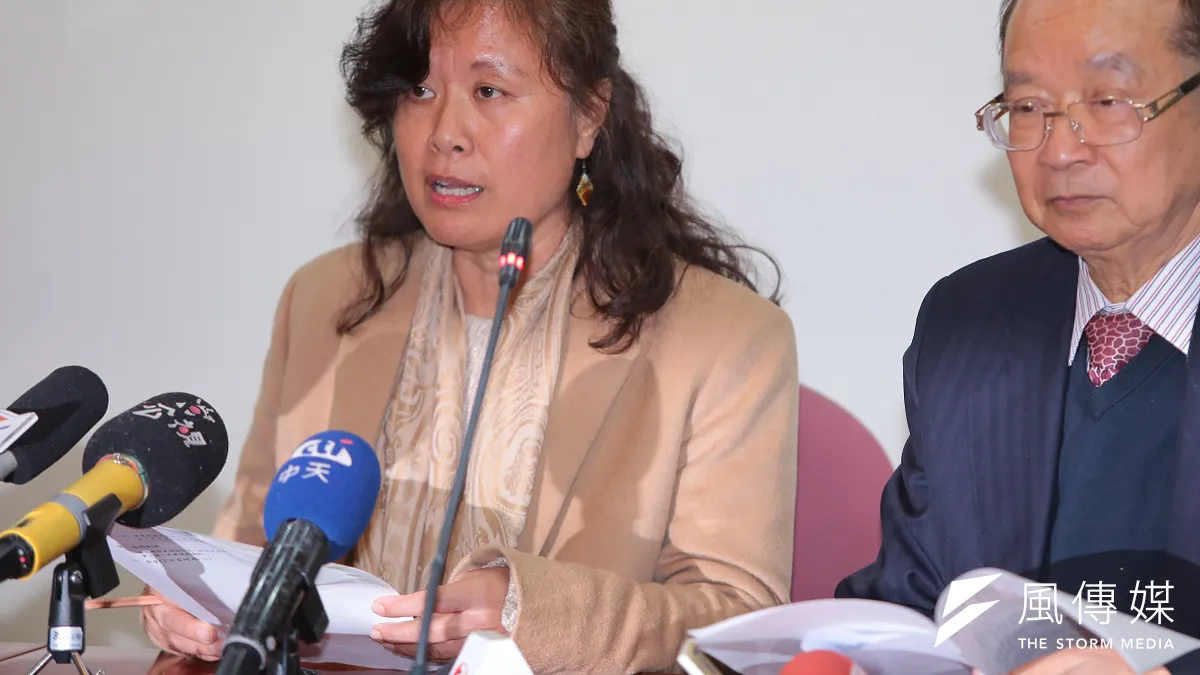 不滿台大校長遴選委員會發言人袁孝維表示不開會,遴委會委員沈冠伶宣布辭去委員一職。左為袁孝維,右為遴委會召集人陳維昭。(資料照片,顏麟宇攝)