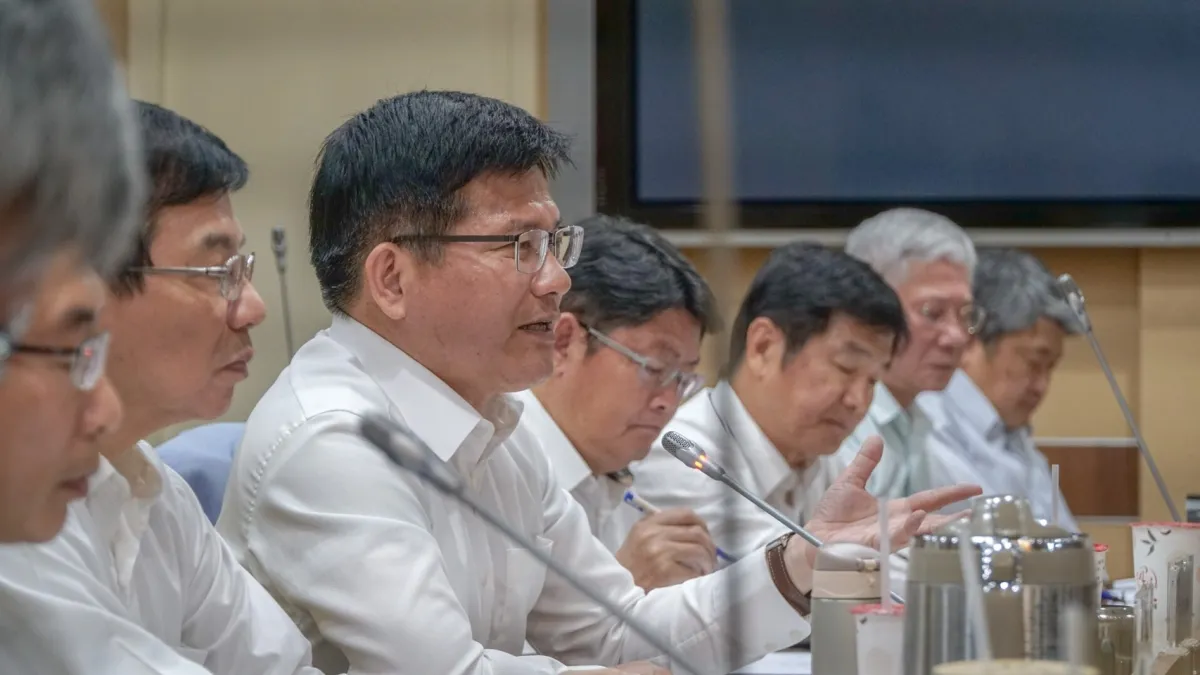 Uber條款修法引發業者反彈,交通部長林佳龍今日表示,共享經濟是趨勢,但無論如何都必須守法,法律如果規範不足,就要去修改,這就是民主常態。(交通部提供)