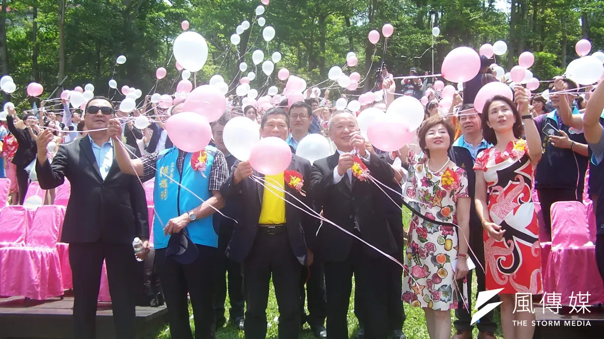 桐花婚禮今天浪漫登場,新人和嘉賓一起施放氣球幸福滿滿。(圖/許占鳳攝)