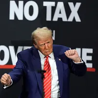 米トランプ大統領の核心政策は、保護主義と強硬な外交および内政改革に焦点を当て、グローバルな政治・経済の構造を急速に変えた。(資料写真、AP通信) 米トランプ大統領の核心政策は、保護主義と強硬な外交および内政改革に焦点を当て、グローバルな政治・経済の構造を急速に変えた。(資料写真、AP通信)