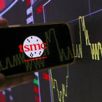 TSMCの2ナノプロセスが本格的な量産拡大の段階に入り、N2、N2P、A16が順次展開されている。AIや高性能コンピューティング(HPC)の需要拡大を背景に、製造装置や材料、後工程(パッケージング・テスト)などのサプライチェーンにも新たな成長機会が広がっている。 TSMCの2ナノプロセスが本格的な量産拡大の段階に入り、N2、N2P、A16が順次展開されている。AIや高性能コンピューティング(HPC)の需要拡大を背景に、製造装置や材料、後工程(パッケージング・テスト)などのサプライチェーンにも新たな成長機会が広がっている。