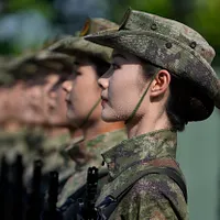 軍事専門家である邱世卿氏は、台湾が抗戦論において周縁化されていると考える。写真は8月20日、北京郊外のある軍営で、女子兵士が九三軍事パレードの公演をリハーサルしている様子である。(写真/AP通信提供) 軍事専門家である邱世卿氏は、台湾が抗戦論において周縁化されていると考える。写真は8月20日、北京郊外のある軍営で、女子兵士が九三軍事パレードの公演をリハーサルしている様子である。(写真/AP通信提供)