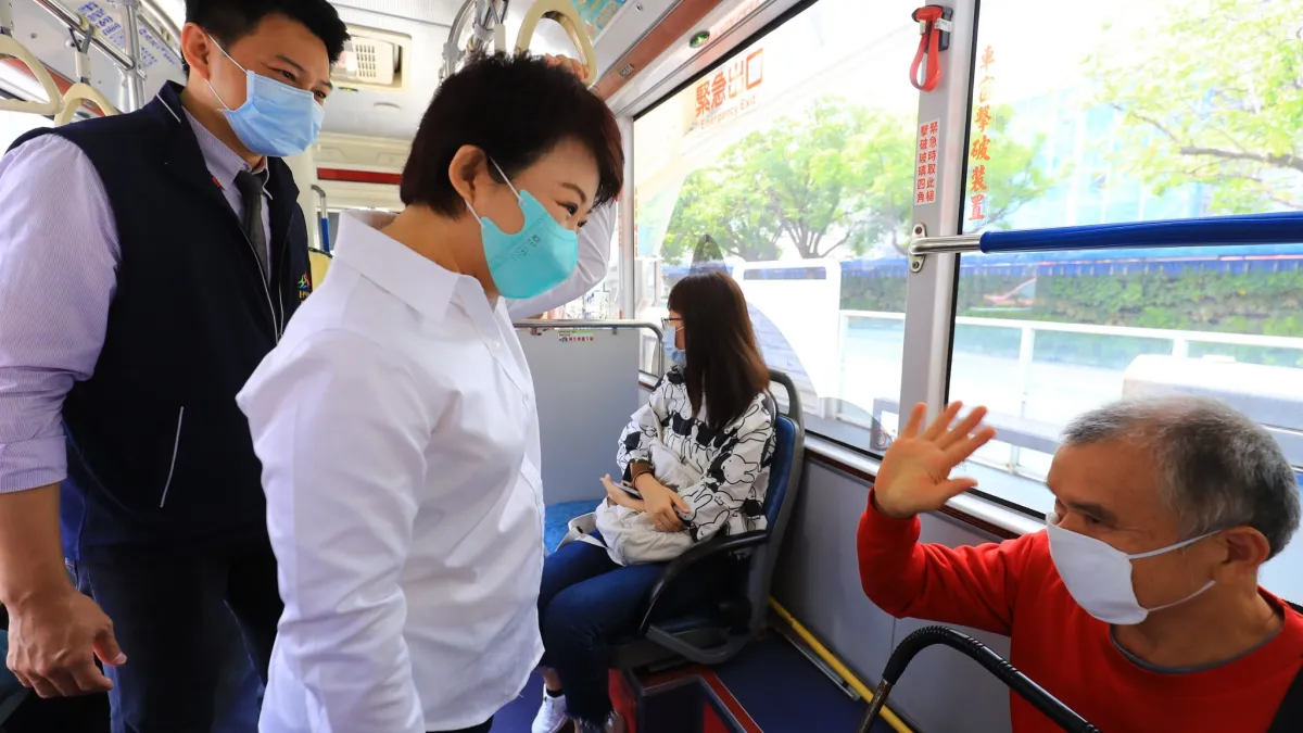 臺中市府盧秀燕向民眾宣導搭乘大眾運輸防疫資訊。(圖/台中市政府提供)