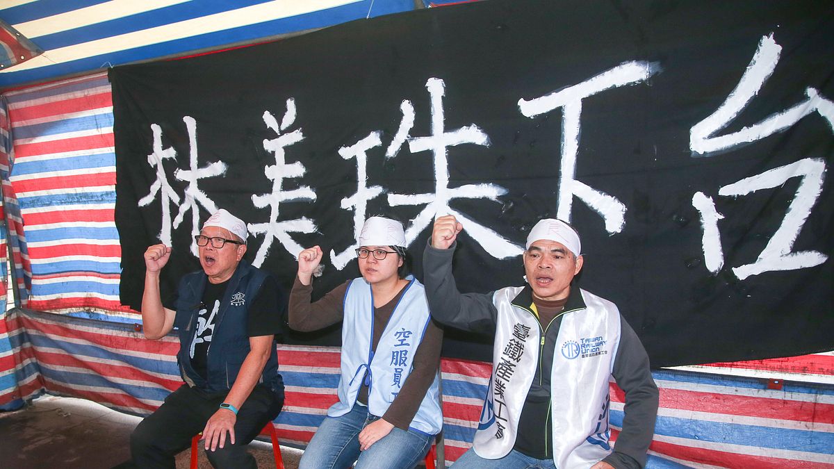 多個產業總工會20日發起「勞基法修惡、裁決會不公、林美珠下台」行動,在勞動部前展開,(左起)台鐵產工代表徐仲能、桃市空服員工會秘書長林佳瑋、全國關廠工人代表毛振飛進行269小時絕食行動。(陳明仁攝) 多個產業總工會20日發起「勞基法修惡、裁決會不公、林美珠下台」行動,在勞動部前展開,(左起)台鐵產工代表徐仲能、桃市空服員工會秘書長林佳瑋、全國關廠工人代表毛振飛進行269小時絕食行動。(陳明仁攝)