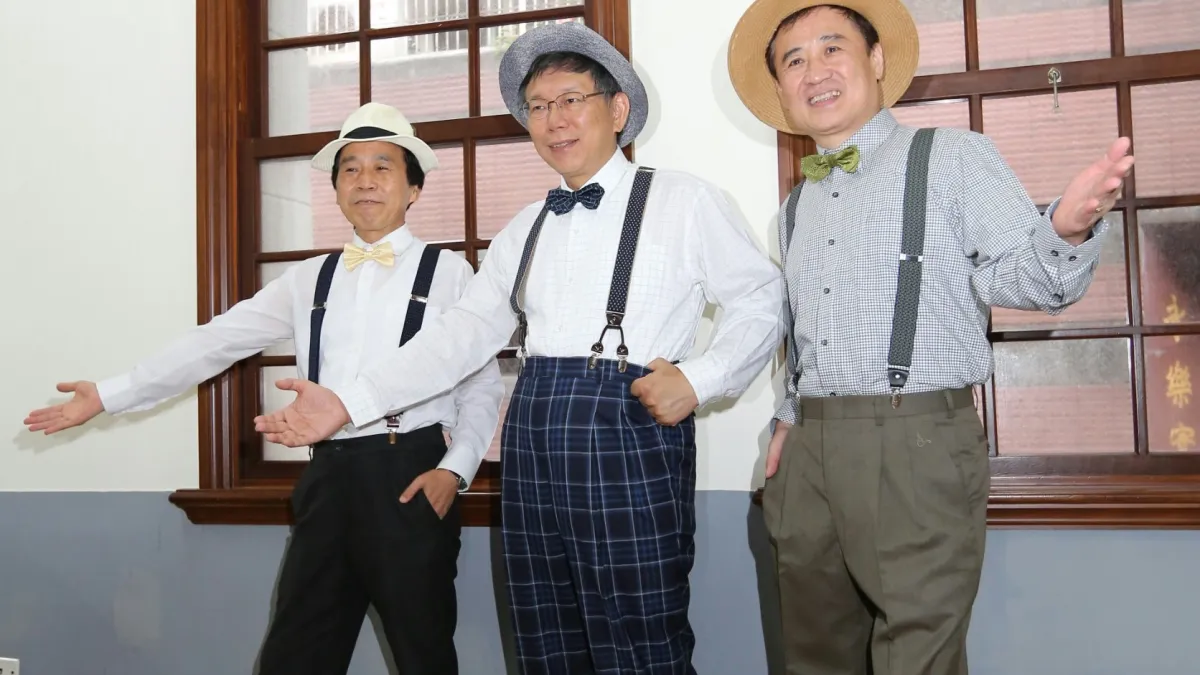 台北市長柯文哲14日下午前往大稻埕參與「舊城區主題公車亮相暨大稻埕1920變裝遊行活動」(北市府)