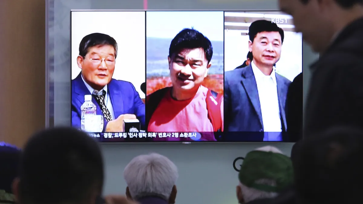 2018年5月9日,3名被北韓囚禁的韓裔美國人金尚德、金學成與金東哲獲釋,搭乘專機返美。(AP)