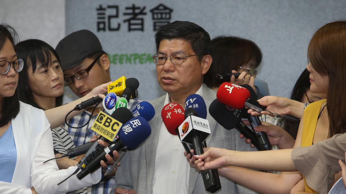 陳建仁稱「多喝水能排掉苯駢芘」 詹長權打臉:沒證據顯示飲水能降低毒性