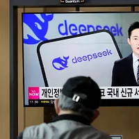 韓国は、国家安全保障と情報漏洩のリスクを理由に、AIアプリ「DeepSeek」を全面禁止した。これにより、AppleとAndroidの両プラットフォームから強制的に削除されている。(AP通信) 韓国は、国家安全保障と情報漏洩のリスクを理由に、AIアプリ「DeepSeek」を全面禁止した。これにより、AppleとAndroidの両プラットフォームから強制的に削除されている。(AP通信)