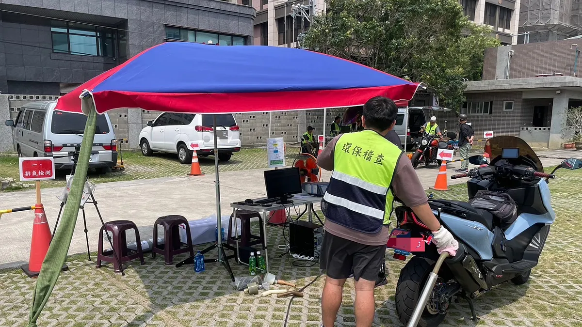 車輛排氣檢驗情形。(圖/新北市環保局提供)