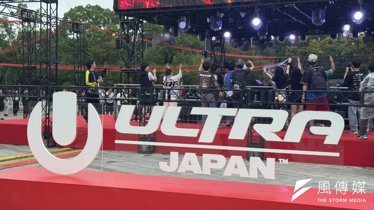 「ULTRA JAPAN 2026」は19日、東京・お台場で開幕。世界的アーティストによる熱演とともに、雨の中でも観客が秩序とマナーを守りながら音楽を楽しんだ。(黃信維撮影)