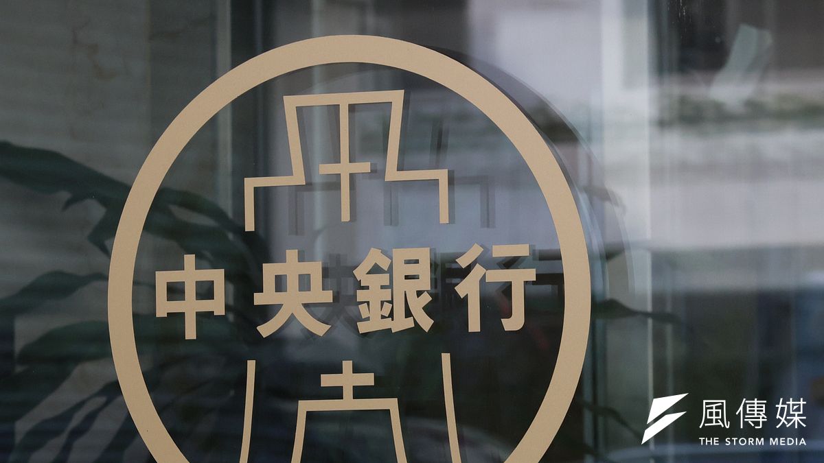 央行宣布調高國人每年累積結匯金額,團體、個人由500萬美元提高至1000萬美元。(資料照,柯承惠攝) 央行宣布調高國人每年累積結匯金額,團體、個人由500萬美元提高至1000萬美元。(資料照,柯承惠攝)