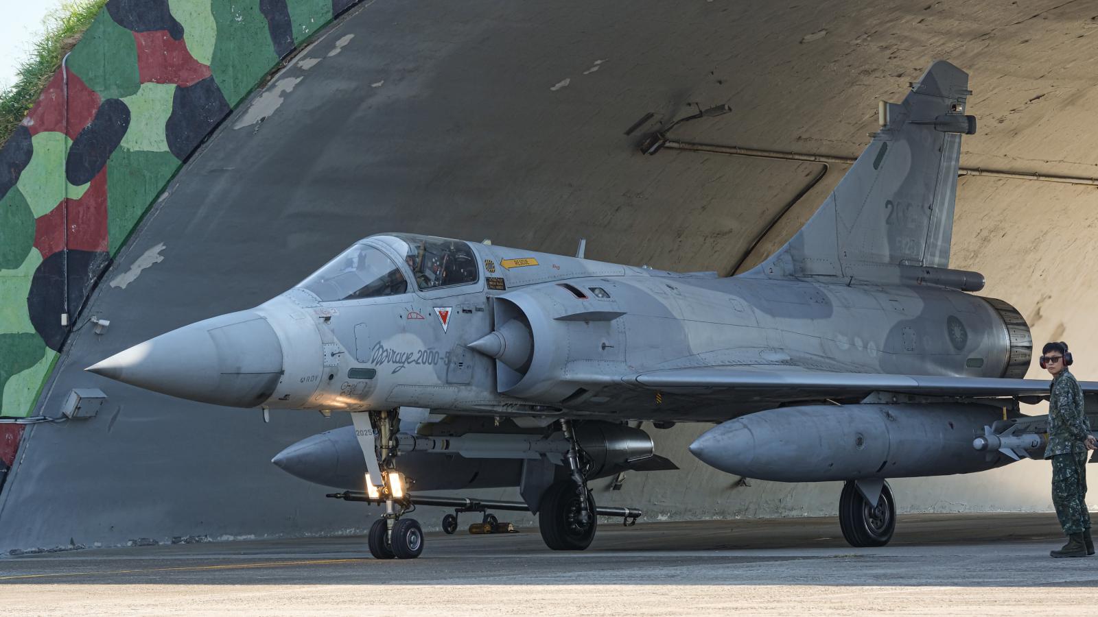 幻象戰機飛1小時燒百萬「成本遠超F-16V」!服役近30年不汰除?空軍參謀長說話了