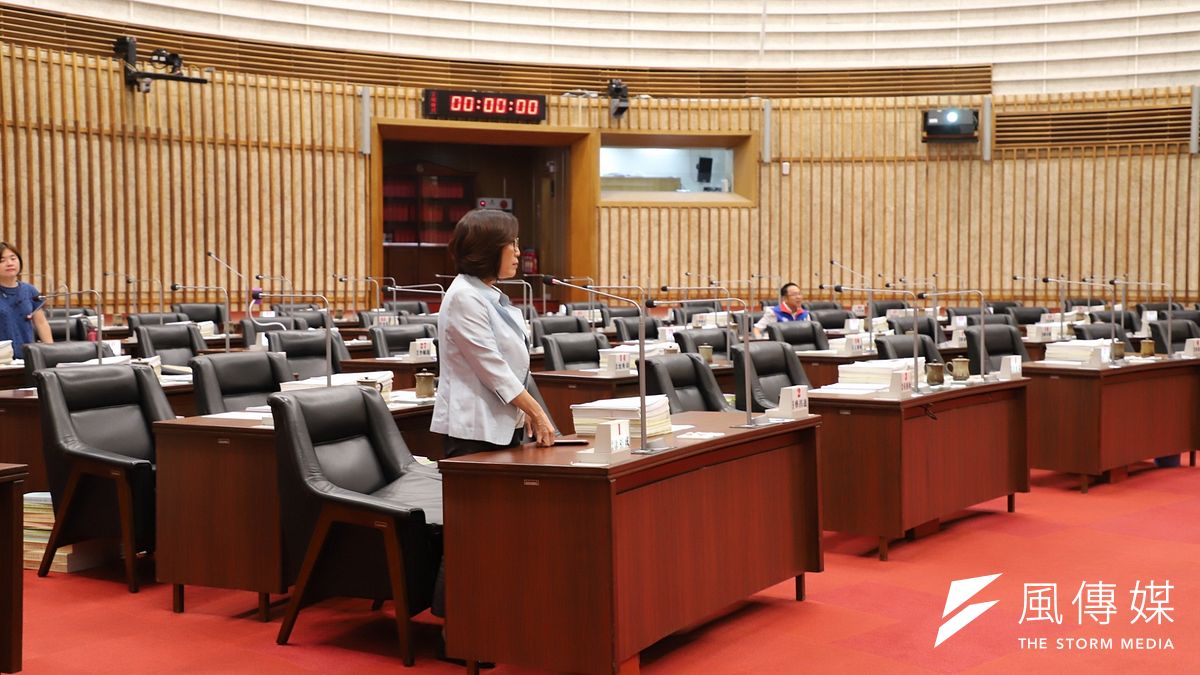 高雄市議長康裕成表示,因憂心影響市府即時防災及救災工作,特別建議提前散會,以利市府工務單位回府應變災情。(圖/徐炳文攝) 高雄市議長康裕成表示,因憂心影響市府即時防災及救災工作,特別建議提前散會,以利市府工務單位回府應變災情。(圖/徐炳文攝)