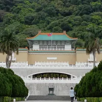 網路論壇流傳涉及中央聯合應變中心(CJEOC)的相關說法,指稱台北故宮疑似被納入評估範圍,板橋區籌備中的「國家兒童未來館」也可能涉及備援指揮規劃。(圖/陳羋妡攝) 網路論壇流傳涉及中央聯合應變中心(CJEOC)的相關說法,指稱台北故宮疑似被納入評估範圍,板橋區籌備中的「國家兒童未來館」也可能涉及備援指揮規劃。(圖/陳羋妡攝)