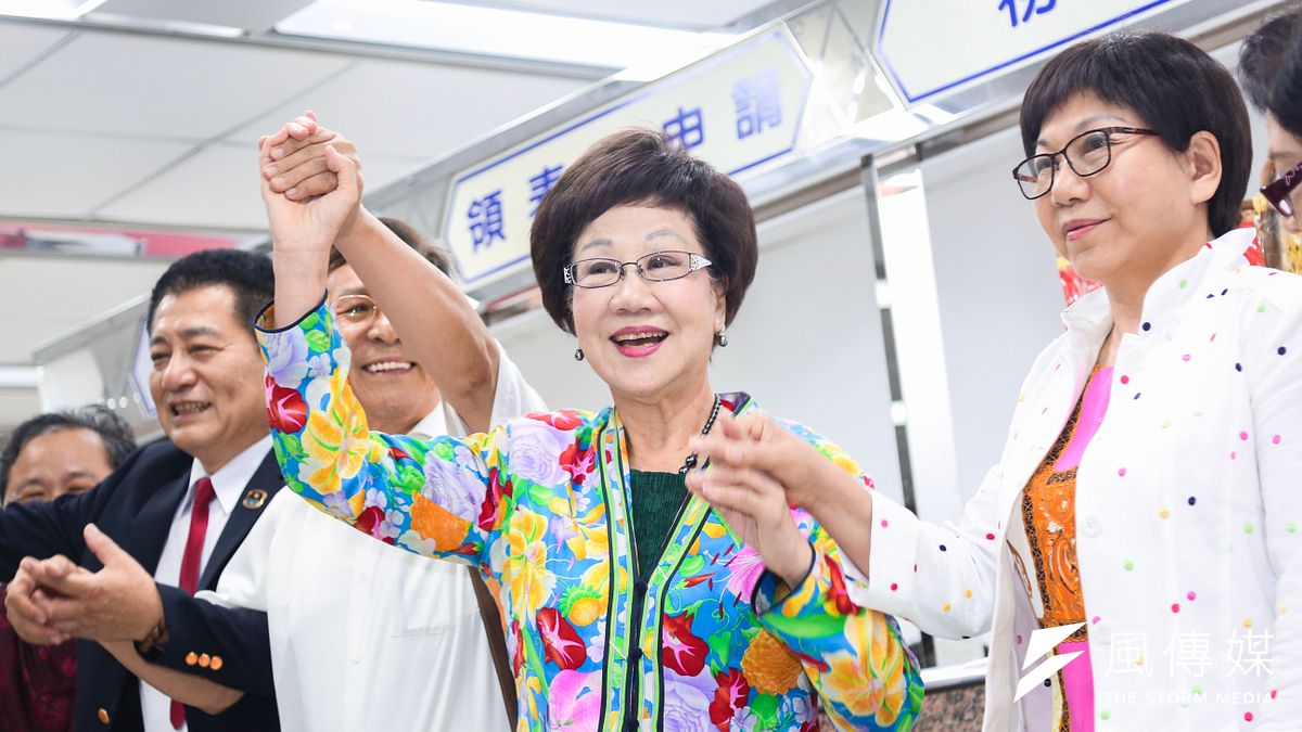 前副總統呂秀蓮代表喜樂島聯盟角逐2020,17日至中選會登記總統選舉被連署人。(簡必丞攝) 前副總統呂秀蓮代表喜樂島聯盟角逐2020,17日至中選會登記總統選舉被連署人。(簡必丞攝)