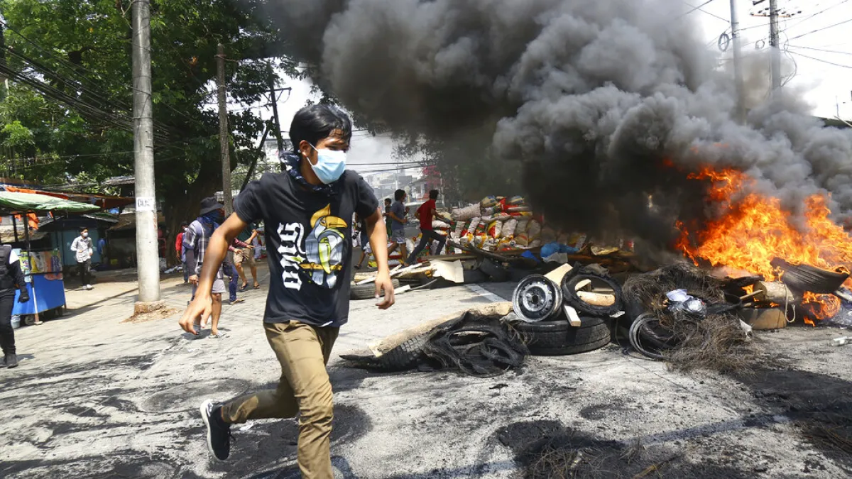 緬甸的反政府抗爭者28日在仰光街頭焚燒輪胎與雜物,構築與軍警對峙的防線。(美聯社)