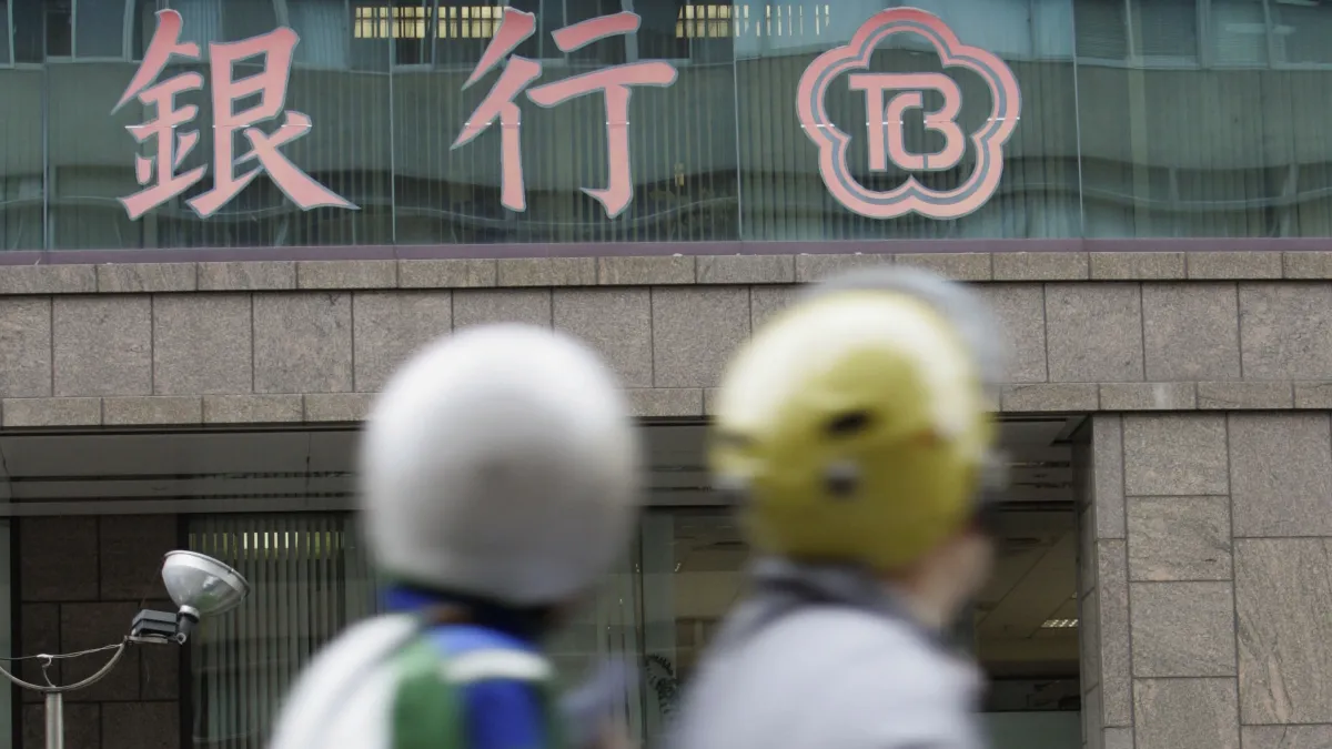 上戰場總不能沒有訓練過的兵、能用的武器、可靠的支援和有經驗的軍官吧?要打亞洲盃,第一步就必須從政府的改造和金融機構的重建開始。(美聯社)
