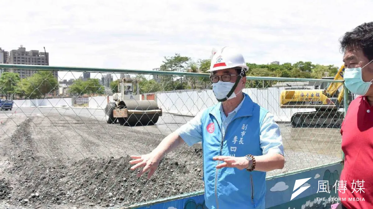 高雄市副市長李四川偕同水利局至新莊一路、勝利路巡視暸解工程進度,他表示,他督促施工團隊除加緊趕工,要將工程品質放第一,可望於5月31日提前開放通車供民眾使用。 (圖/徐炳文攝)