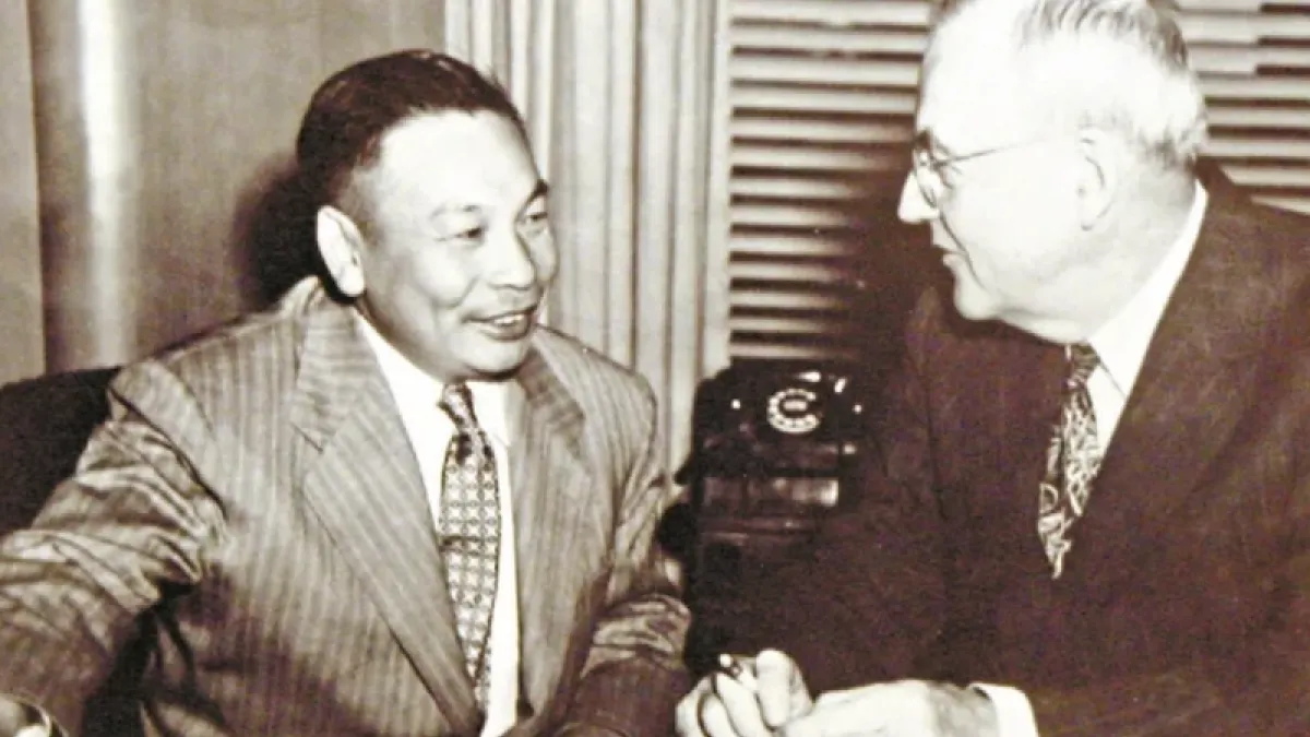 在國共分裂的歷史關口上,時任美國國務親杜勒斯(圖右)積極參與與日方的談判,才有了今日台灣的國土。圖為其與蔣經國(圖左)談話。(胡佛檔案館收藏)