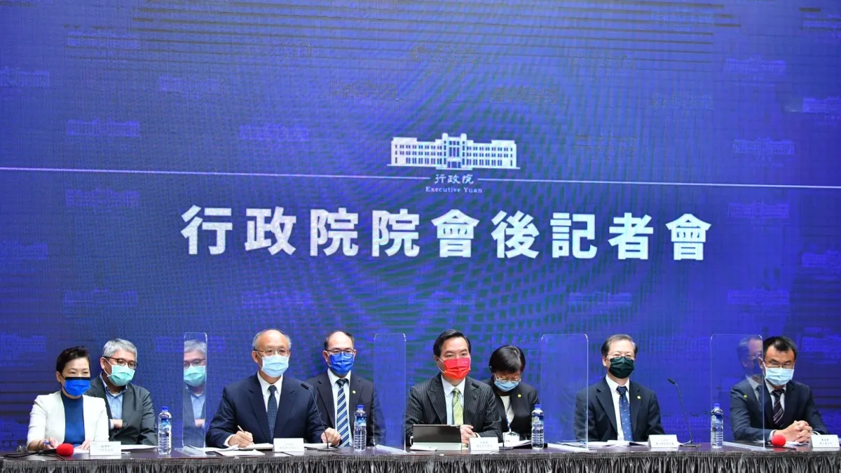 台灣又是「起個大早趕個晚集」,22日提出加入CPTPP的申請,比中英還晚,圖為行政院宣布此消息。(行政院提供)