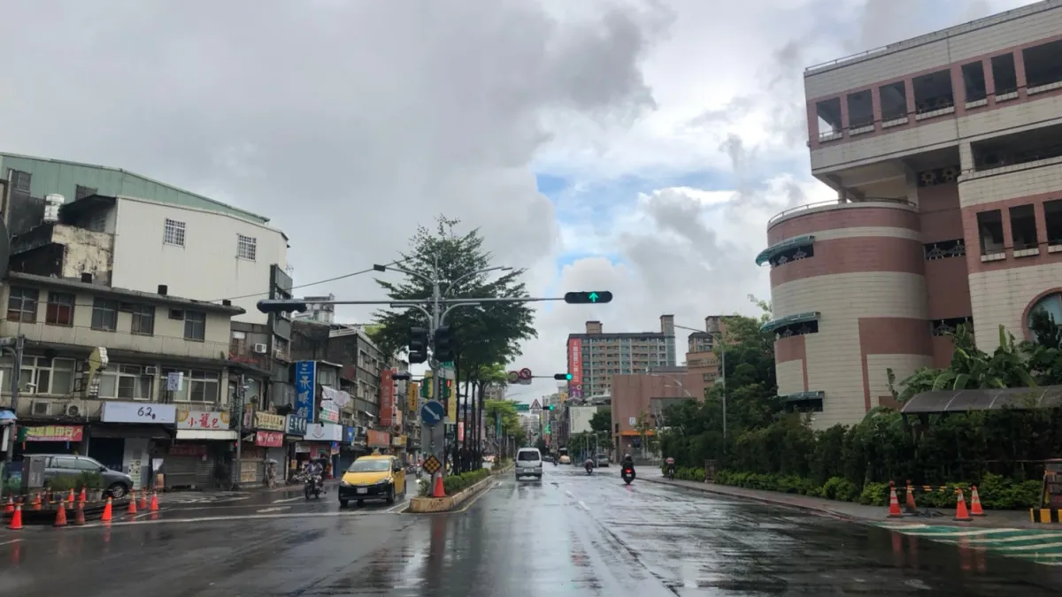 新北養工處於8月22日深夜提前將陸橋頂蓋、樓梯、及大梁吊離,還給三重三和路消失23年的廣闊天際線。(圖/新北市工務局提供)