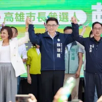 民進黨高雄市長參選人、立委賴瑞隆(中)邀請高雄在地綠營立委,共同出席由其主辦的產業轉型續航,延續高雄光榮記者會。(資料照,中央社) 民進黨高雄市長參選人、立委賴瑞隆(中)邀請高雄在地綠營立委,共同出席由其主辦的產業轉型續航,延續高雄光榮記者會。(資料照,中央社)