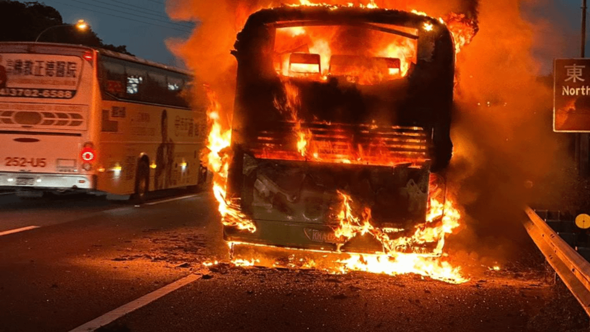 国道1号で18日夕方、車両炎上事故が発生した。(画像/画面キャプチャー) 国道1号で18日夕方、車両炎上事故が発生した。(画像/画面キャプチャー)