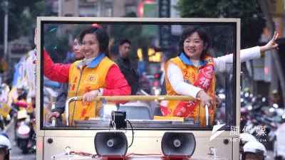 民國黨主席徐欣瑩(左)陪同立委候選人張菁芳(右)掃街,獲得民眾歡迎。(曾原信攝)
