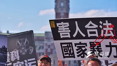 根據台電的官網,台電目前每年燃煤用量約3,000萬公噸,105年燃煤機組發電量占台電公司總發電量約28%,為「低成本基載電源」,未來燃煤需求量將逐年增加至約3,600萬公噸,中南部空污問題短期內恐將無法解決。圖為彰化、雲林六輕空污受災戶抗議。(資料照,曾原信攝)