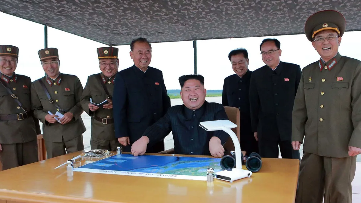 金正恩視察火星-12型飛彈試射。(美聯社)