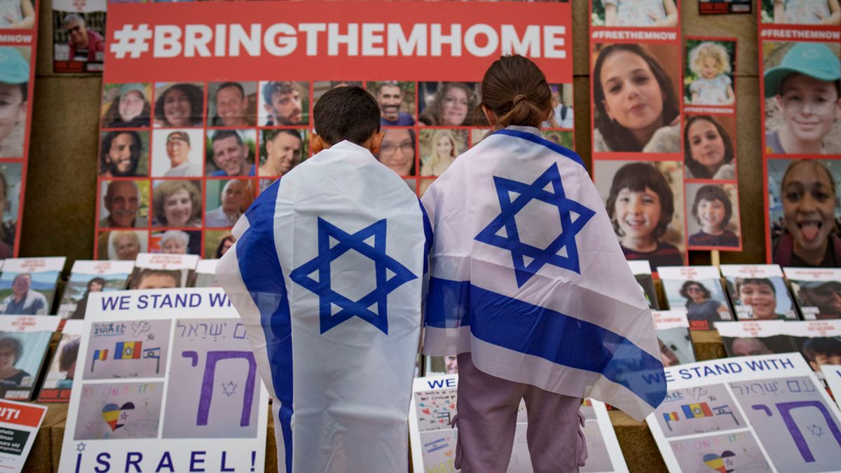 2023年11月2日,羅馬尼亞首都布加勒斯特有數百人聲援以色列、呼籲哈瑪斯立刻釋放人質。孩子們正在觀看被哈瑪斯綁架的以色列人的照片。(美聯社) 2023年11月2日,羅馬尼亞首都布加勒斯特有數百人聲援以色列、呼籲哈瑪斯立刻釋放人質。孩子們正在觀看被哈瑪斯綁架的以色列人的照片。(美聯社)