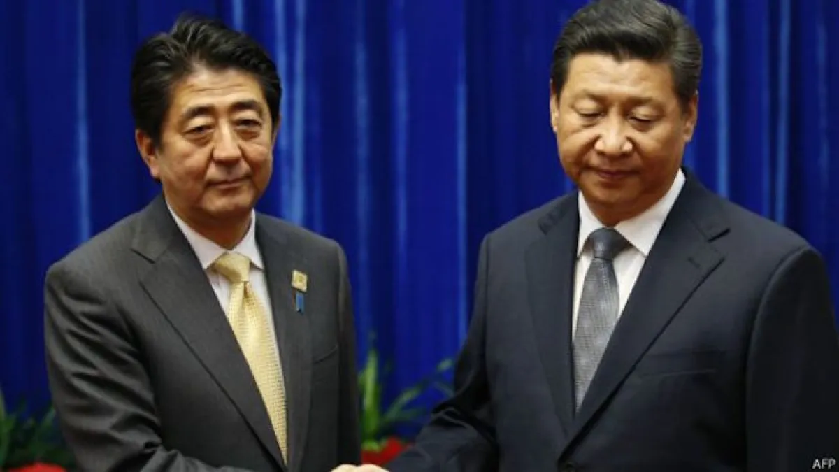 二階在記者會上對去年11月中日首腦在北京沒有笑容的冷面握手說,「現狀當然不好,中日首腦有過那樣難看的面孔會談的嗎!」(BBC資料照片,日本首相安倍與中國國家主席習近平)。