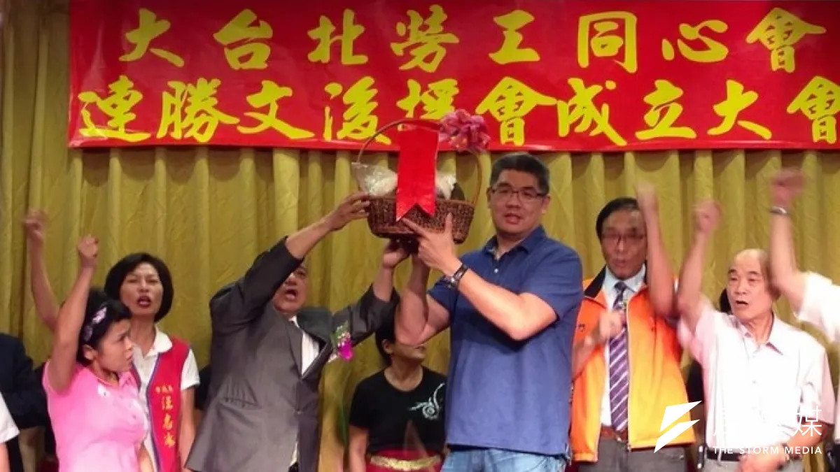 大台北勞工同心會在會長交接後立即成立「挺連後援會」,現場「凍蒜」聲不斷。(羅暐智攝)