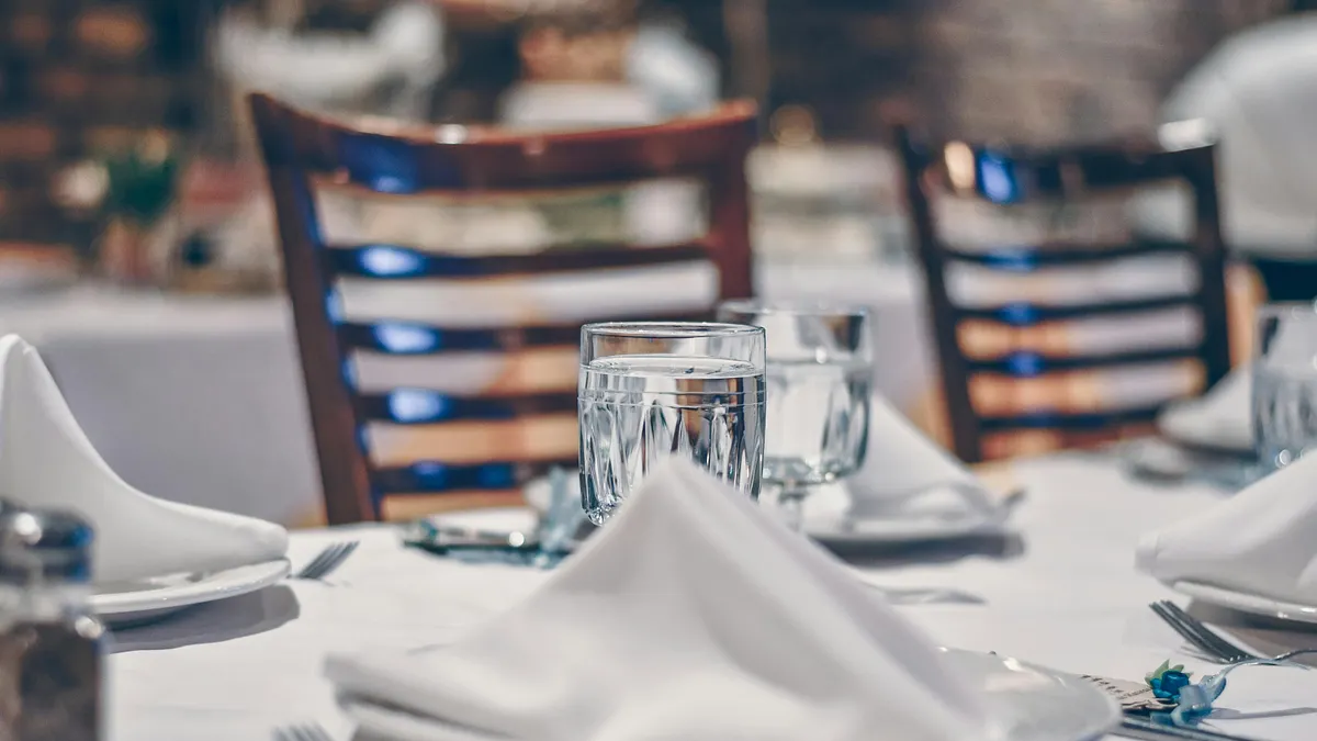 從85度C、鼎泰豐、八方雲集等案件來看,撤店潮並非單一現象,而是一套模式的崩解。(示意圖/取自pexels) 從85度C、鼎泰豐、八方雲集等案件來看,撤店潮並非單一現象,而是一套模式的崩解。(示意圖/取自pexels)