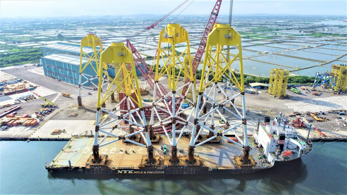 興達海基6座國產管架式水下基礎裝載後,將運往彰化風場進行安裝。(圖/中鋼提供)