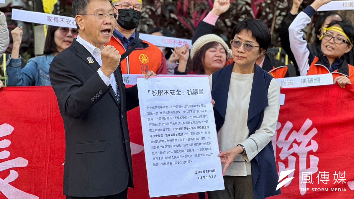 全國家長會長聯盟今(2)日到教育部門口舉牌陳情,國教署副署長戴淑芬(右)從全國家長會長聯盟理事長張哲維(左)手中接下陳情書。(羅立邦攝) 全國家長會長聯盟今(2)日到教育部門口舉牌陳情,國教署副署長戴淑芬(右)從全國家長會長聯盟理事長張哲維(左)手中接下陳情書。(羅立邦攝)