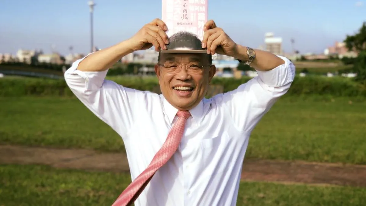 前行政院長蘇貞昌與行政院顧問用「無縫接髮」的方式,讓陳菊的新書添加另類「笑」果。(取自蘇貞昌臉書)