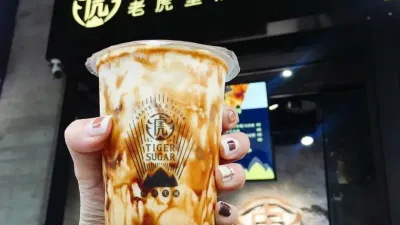 知名手搖飲店老虎堂被爆珍奶根本沒有用「手炒黑糖」,業者雖然道歉了,但卻仍有疑點沒說清楚。(圖/老虎堂臉書)